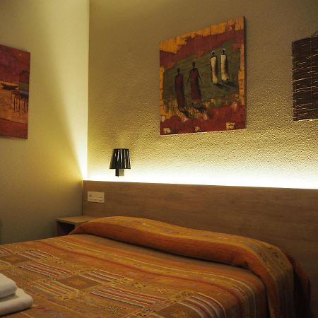Hostal Acella Pamplona Exterior foto A room at the hotel
